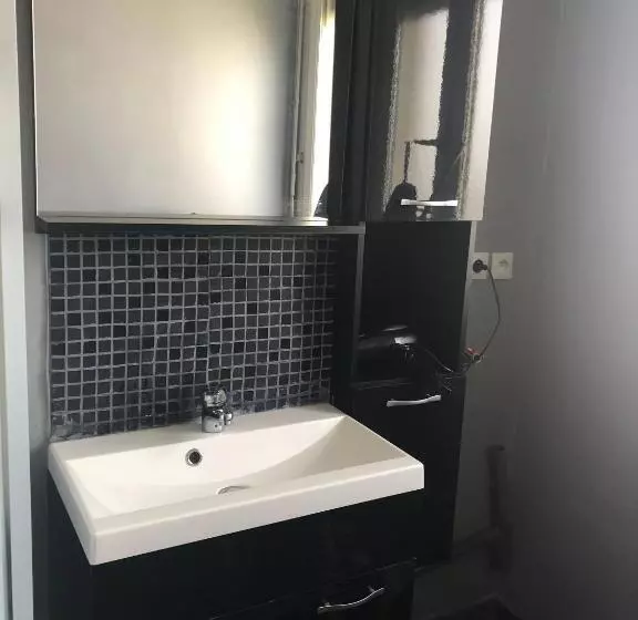 پانسیون Room In Apartment   Private Room In Beavais