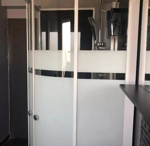 پانسیون Room In Apartment   Private Room In Beavais