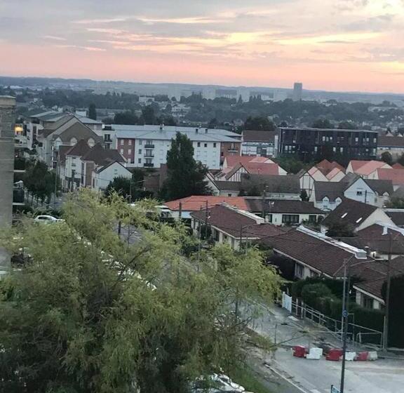 پانسیون Room In Apartment   Private Room In Beavais