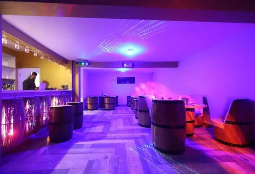 هتل Pirates Resort Centeral Heated Rooms With Mountain View & Swimming Pool #couple Friendly #peaceful A