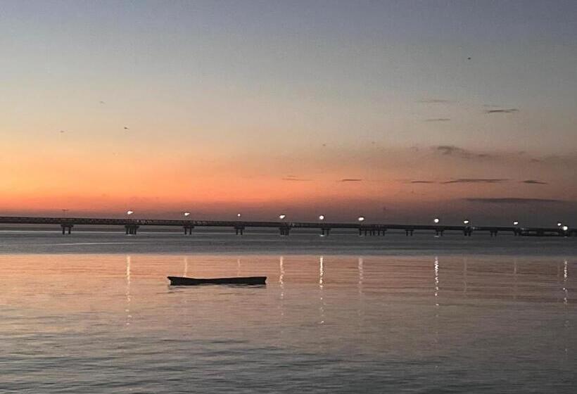 민박 Sunset Maweni Whaleshark Beach