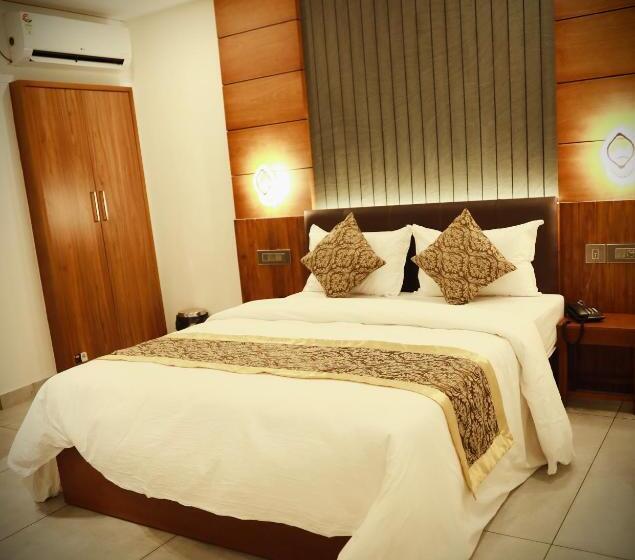 فندق Silverstone Inn