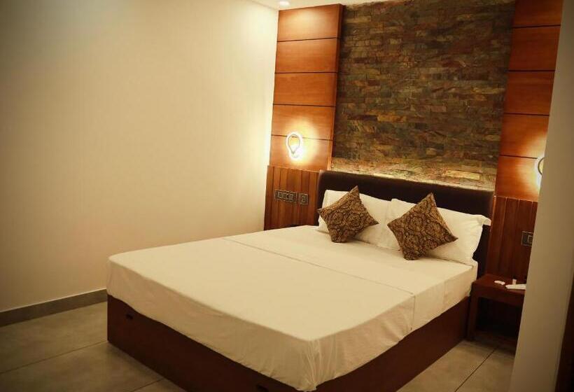 فندق Silverstone Inn