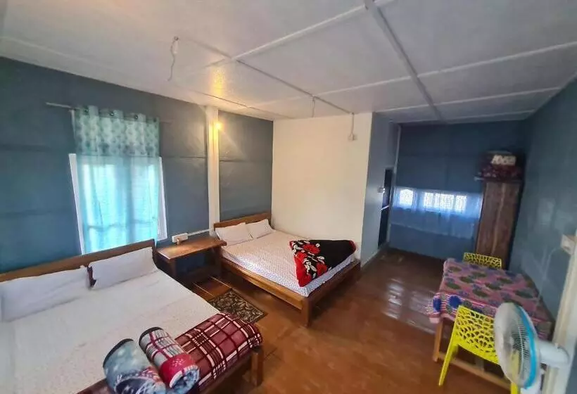 ホテル Sparrow Nest Cottages