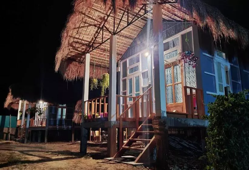 ホテル Sparrow Nest Cottages