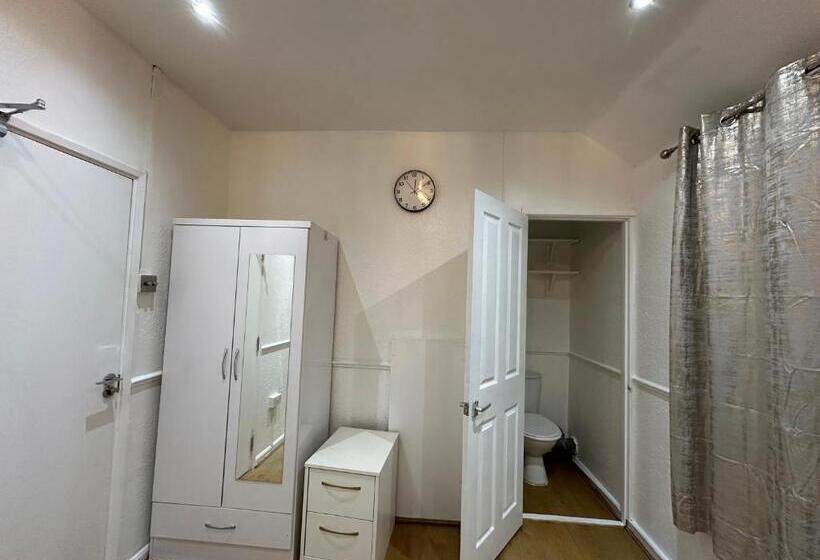 Пансион Double Room With Free Wifi Keedonwood Road