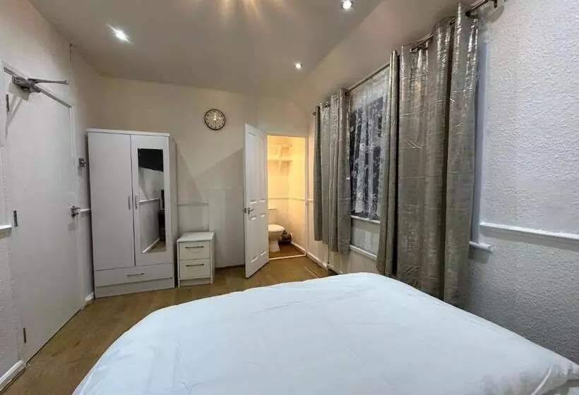 ペンション Double Room With Free Wifi Keedonwood Road