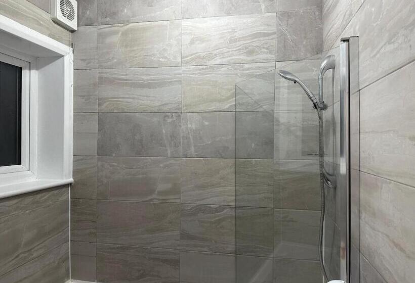 Пансион Double Room With Free Wifi Keedonwood Road