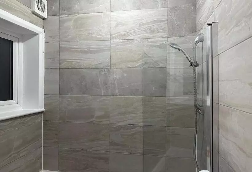 ペンション Double Room With Free Wifi Keedonwood Road