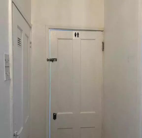 ペンション Double Room With Free Wifi Keedonwood Road