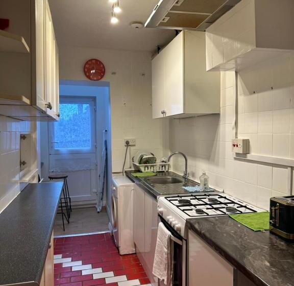 Пансион Double Room With Free Wifi Keedonwood Road