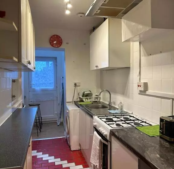 ペンション Double Room With Free Wifi Keedonwood Road