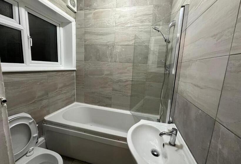 Пансион Double Room With Free Wifi Keedonwood Road