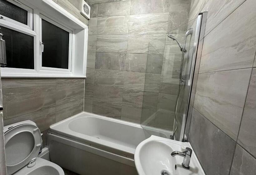 Пансион Double Room With Free Wifi Keedonwood Road