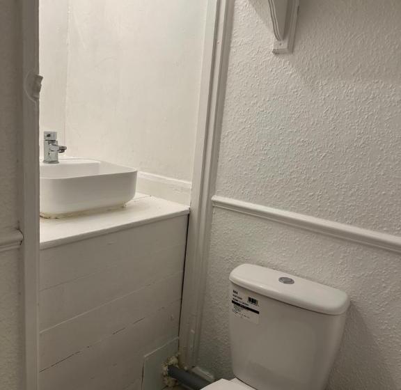 Пансион Double Room With Free Wifi Keedonwood Road