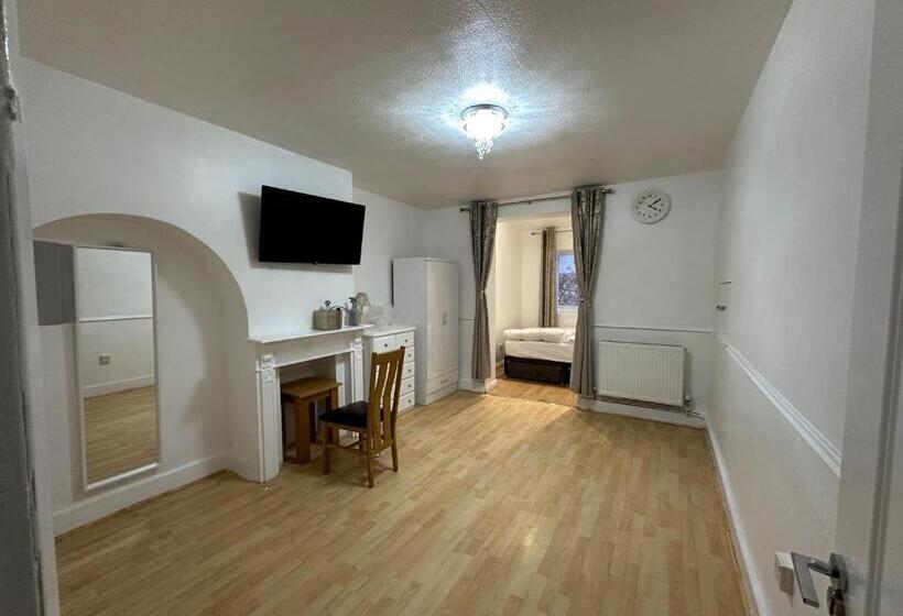 Пансион Double Room With Free Wifi Keedonwood Road