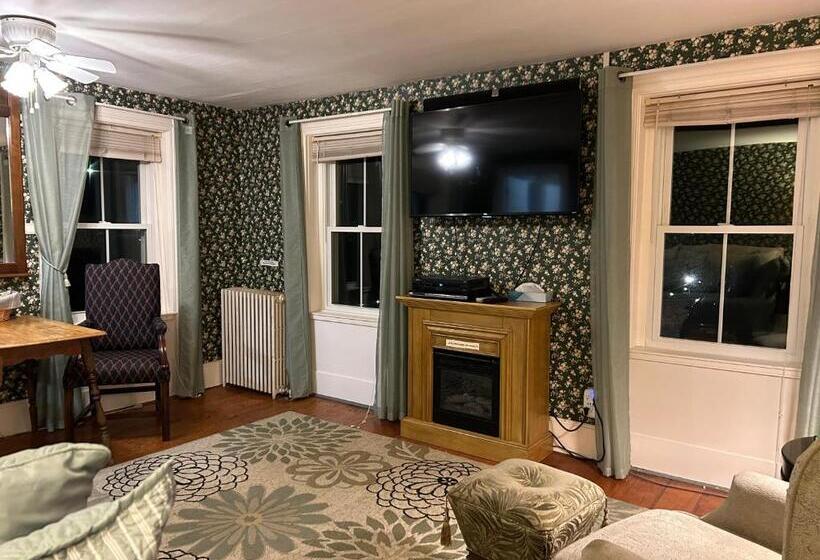 فندق صغير The Birchwood Inn, Tavern And Restaurant