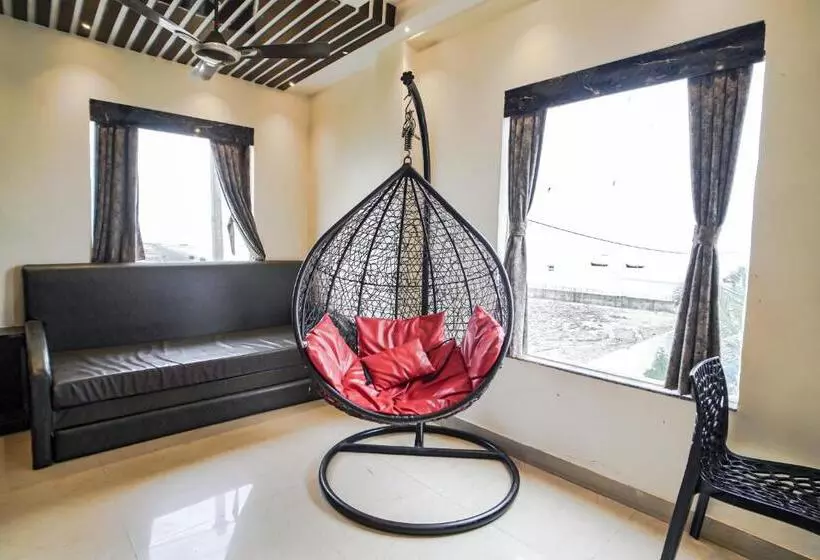 Bombay Beach Resort