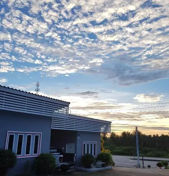 هتل ภูรักษ์รีสอร์ท บ้านกรูด