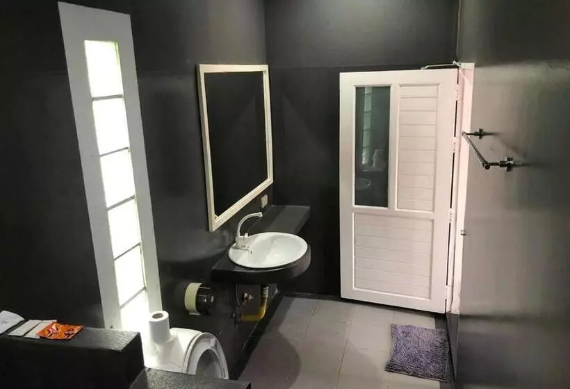 هتل ภูรักษ์รีสอร์ท บ้านกรูด