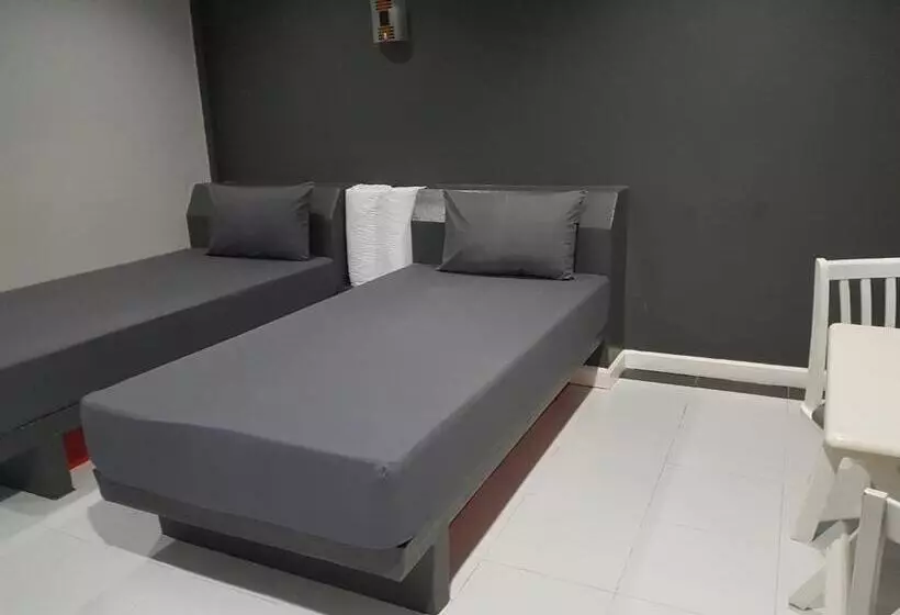 هتل ภูรักษ์รีสอร์ท บ้านกรูด