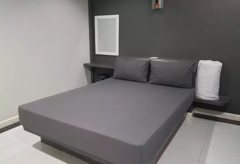 هتل ภูรักษ์รีสอร์ท บ้านกรูด