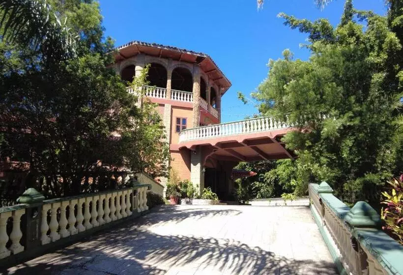 هتل El Castillo De Piedra