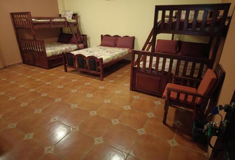 هتل El Castillo De Piedra