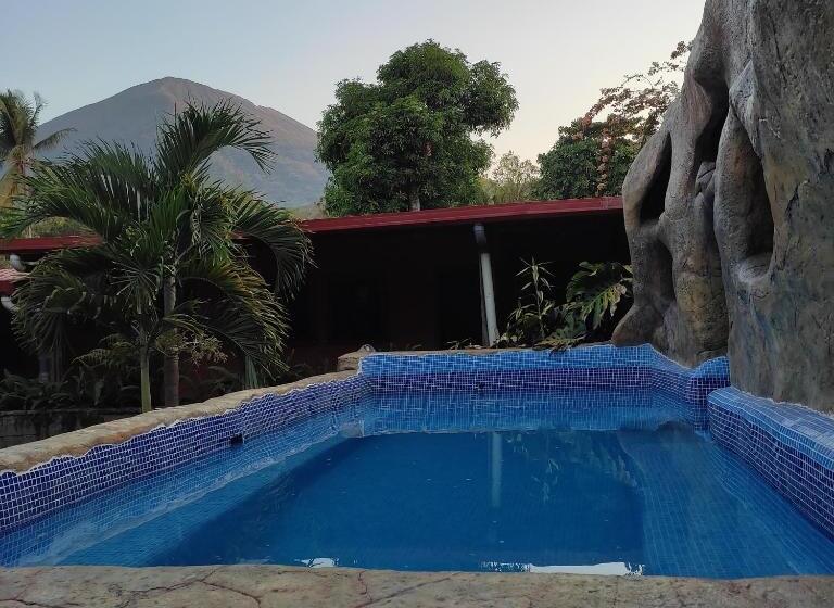 هتل El Castillo De Piedra