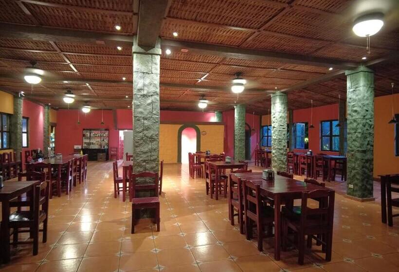 هتل El Castillo De Piedra