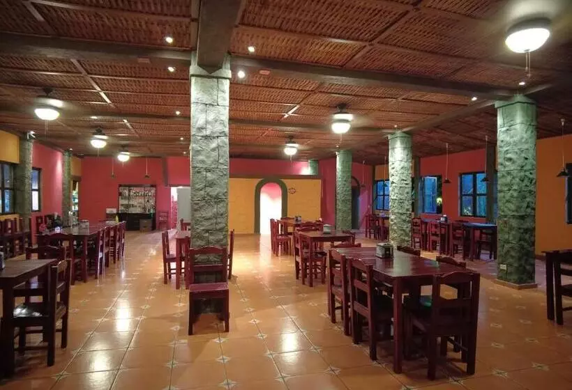 هتل El Castillo De Piedra