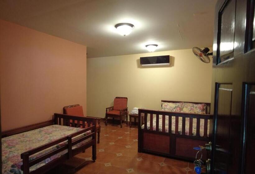 هتل El Castillo De Piedra