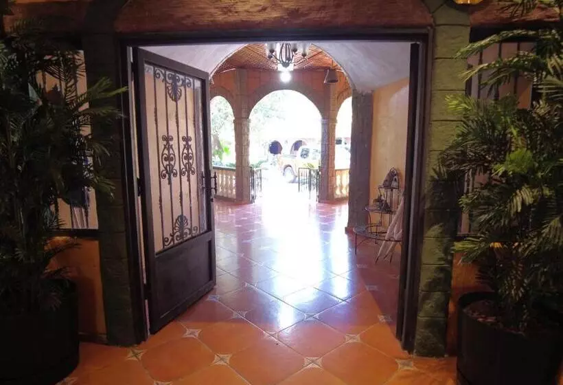 هتل El Castillo De Piedra