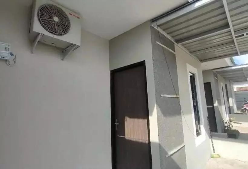 ホテル Kamar Adelia