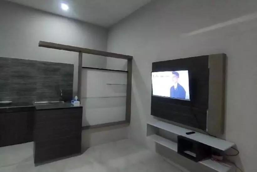 ホテル Kamar Adelia