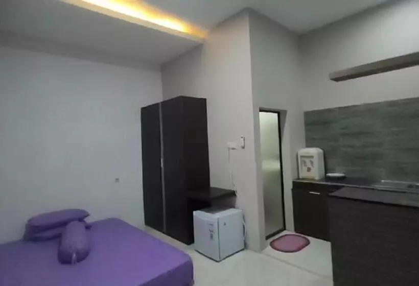 ホテル Kamar Adelia