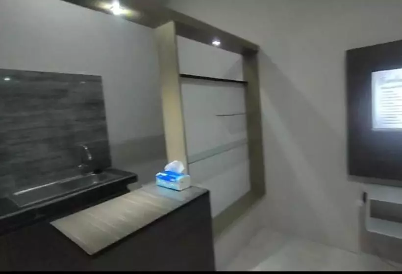 ホテル Kamar Adelia