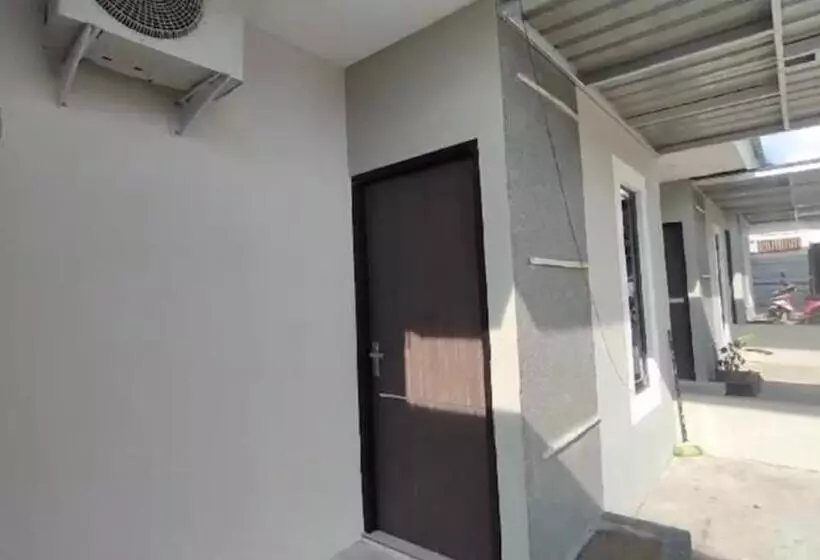 ホテル Kamar Adelia