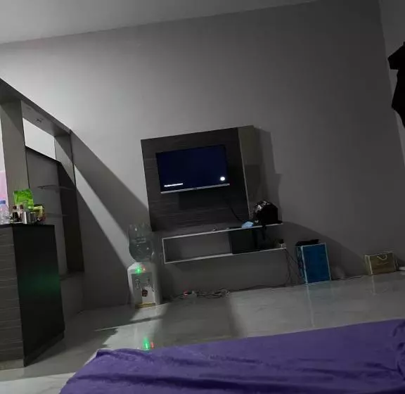 ホテル Kamar Adelia