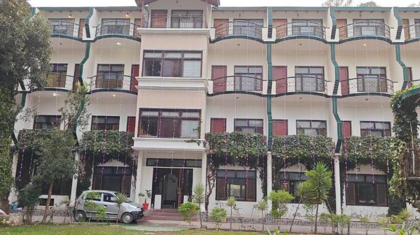 هتل Shivraj Sattal Lake View