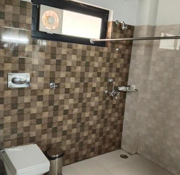 هتل Shivraj Sattal Lake View