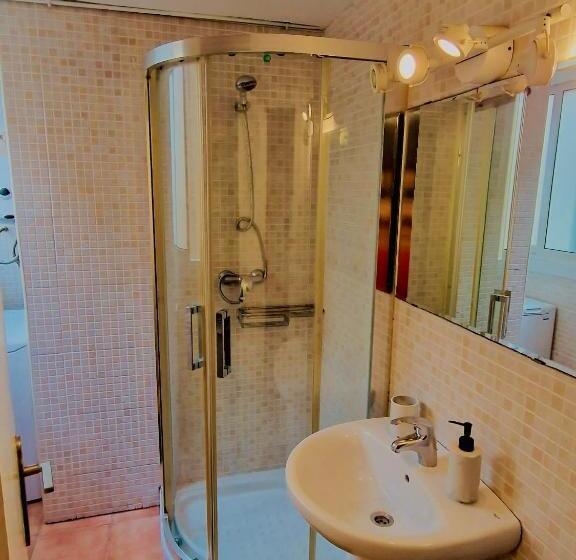 تختخواب و صبحانه Chill, Cozy Room Steps From The Shore