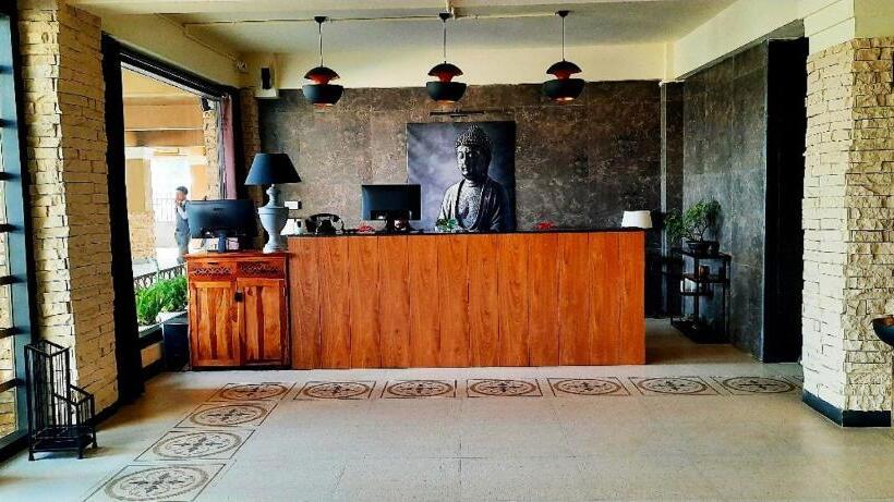 Отель Poles Apart