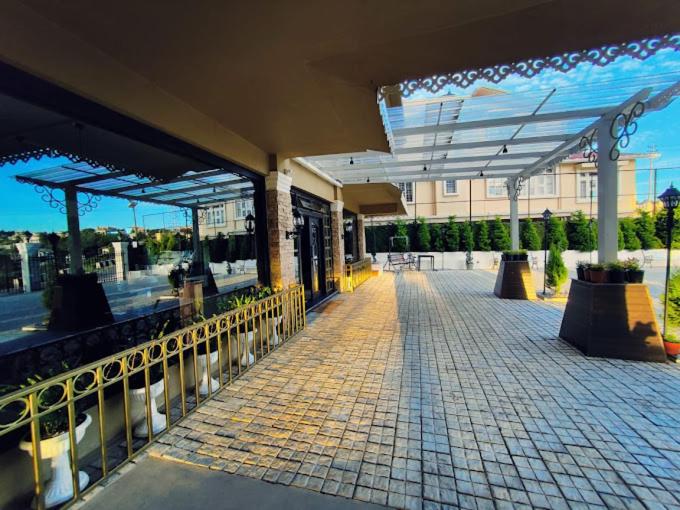 Отель Poles Apart