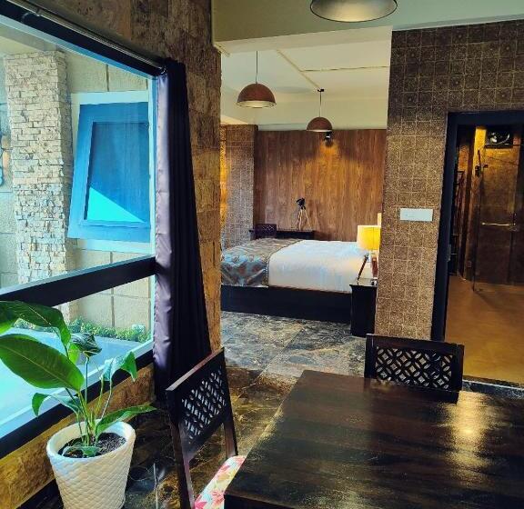 Отель Poles Apart