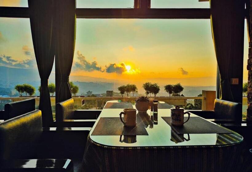 Отель Poles Apart