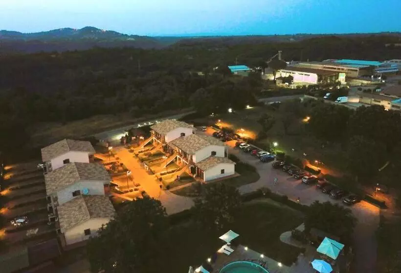 Isa   Residence With Swimming Pool In Sorano, Apartments With Air Conditioning And Private Outdoor A