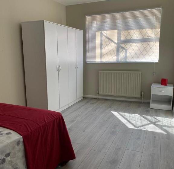 פנסיון Dorcas Lodge   Lovely House With High Speed Wifi And Free Parking