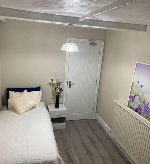 פנסיון Dorcas Lodge   Lovely House With High Speed Wifi And Free Parking