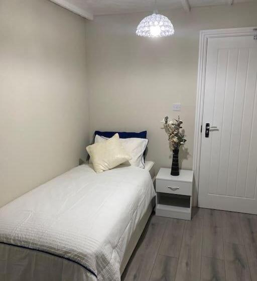 פנסיון Dorcas Lodge   Lovely House With High Speed Wifi And Free Parking